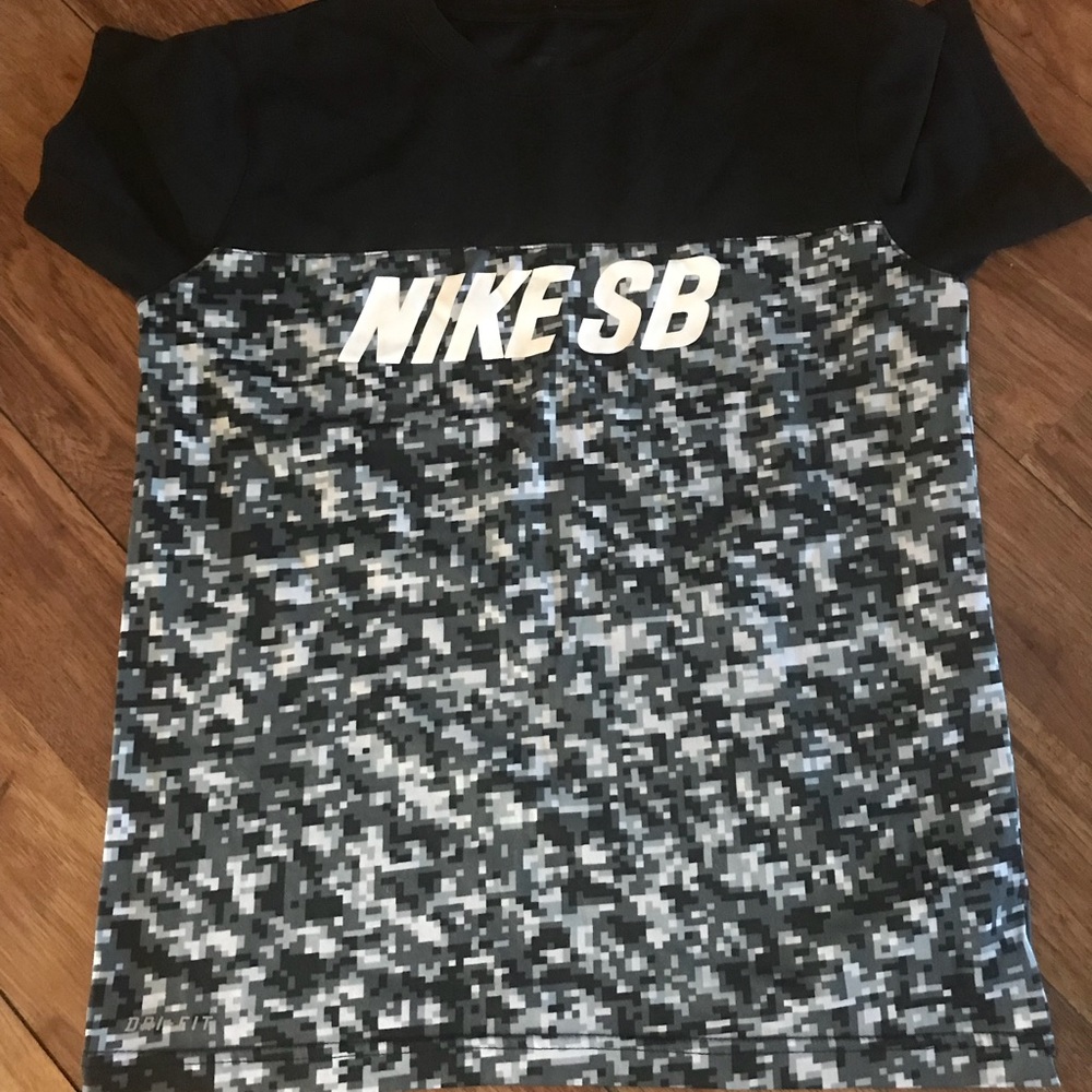 T-shirt. Nike SB men